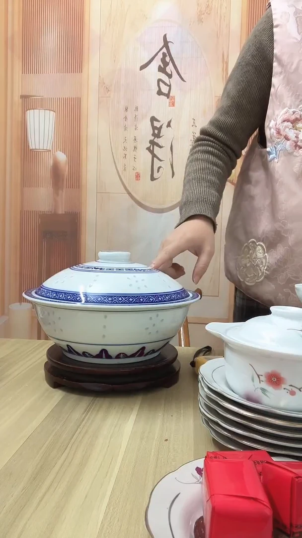 9英寸青花玲珑品锅一个