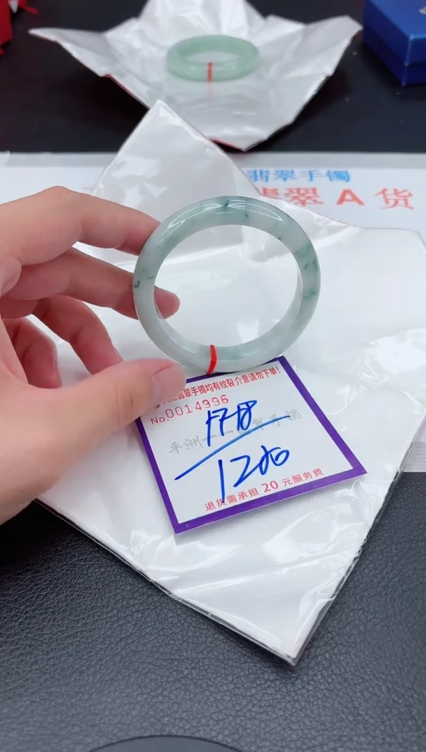 翡翠手镯未镶嵌1