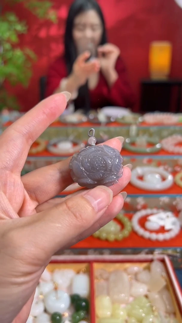 颈饰未镶嵌和田玉只***燕烟紫莲花牌