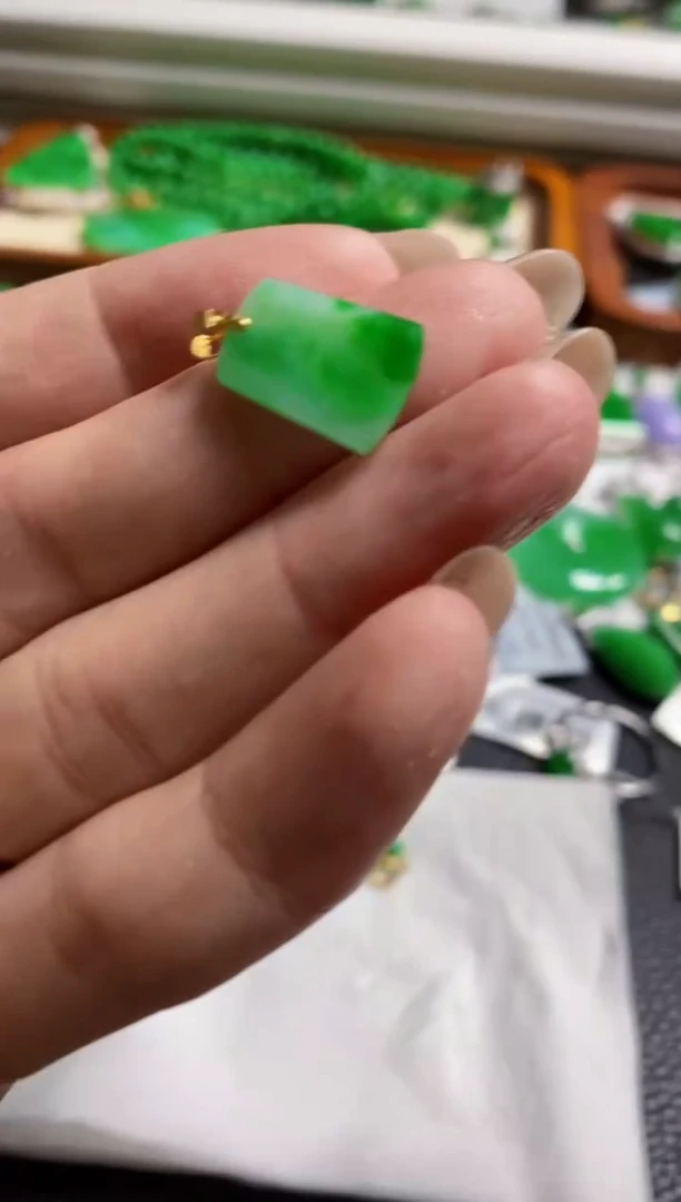 【闪购商品】定制翡翠18K金镶嵌吊坠