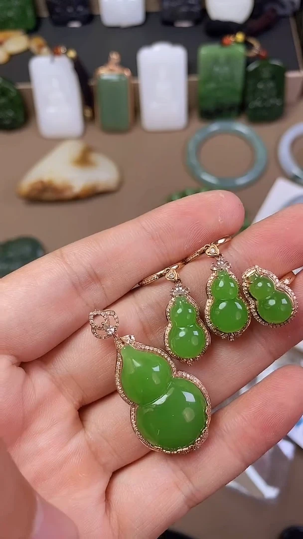 和田玉18K金镶嵌颈饰一套