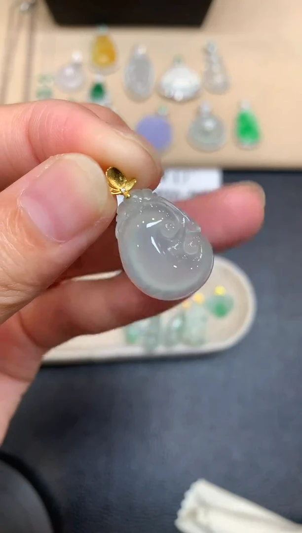 颈饰18K金镶嵌翡翠如意【无服务费