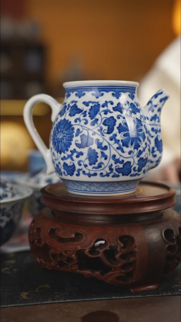 【闪购商品】柴窑青花緾枝公道杯微瑕