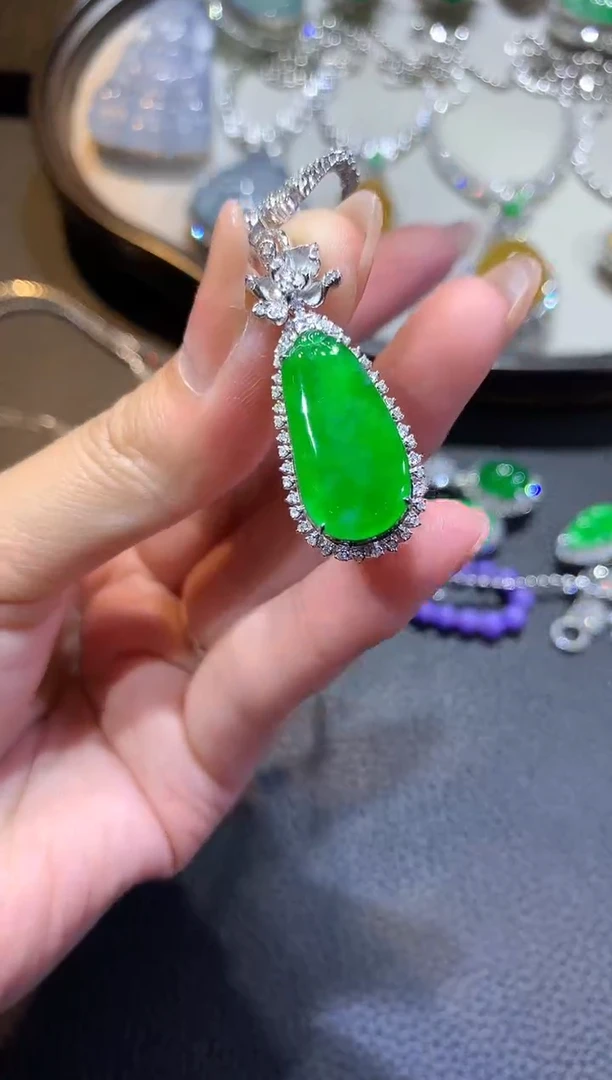 【闪购商品】翡翠吊坠(不含链)18K金镶嵌70-瓜瓜