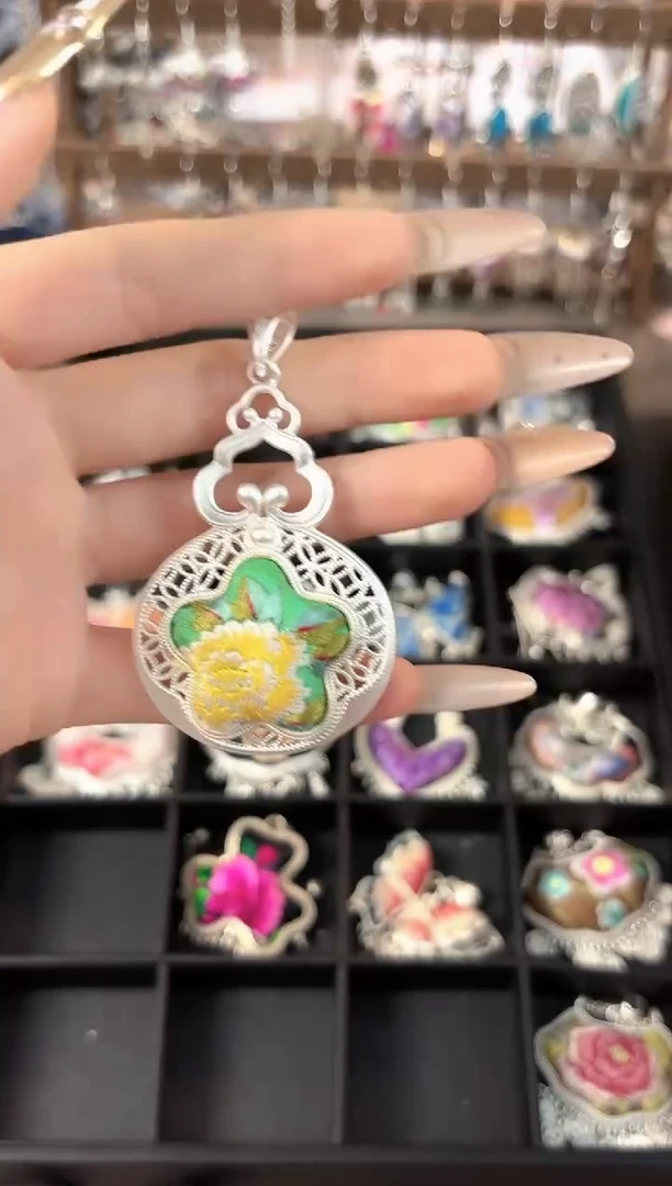 织绣彩云南阁民族风老绣非遗饰品055