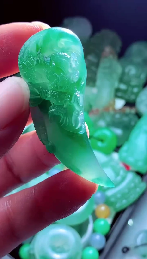 未镶嵌定制翡翠胡**?翡翠毛货定制
