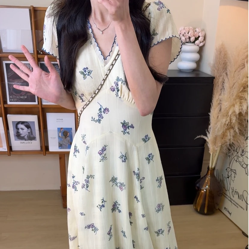 甜美初恋蓝花花短袖连衣裙2025夏季设计感收腰百搭V领长裙