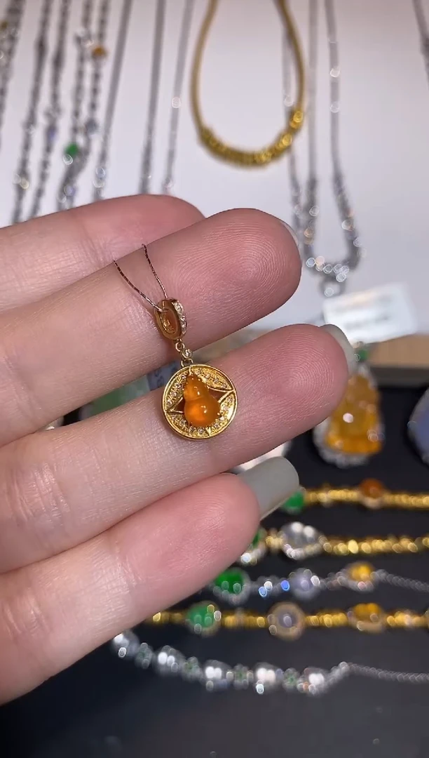 颈饰18K金镶嵌翡翠吊坠