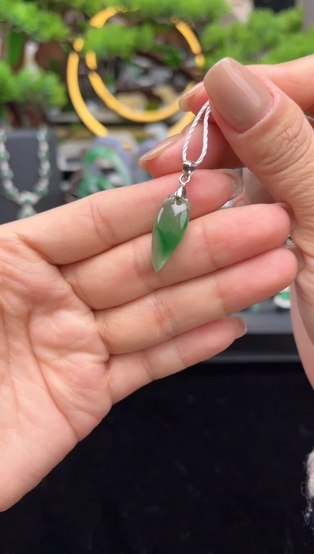 颈饰18K金镶嵌翡翠吊坠