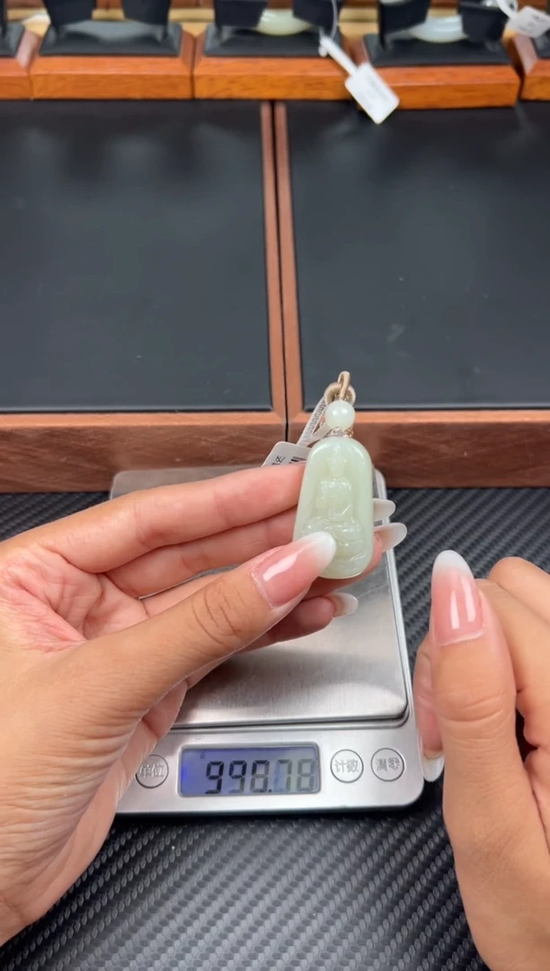 吊坠(赠链)未镶嵌和田玉且末微色差迪克兰一细