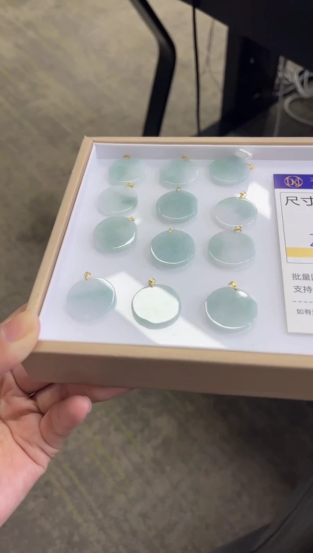 颈饰18K金镶嵌翡翠K122/多样性发一件/配绳子