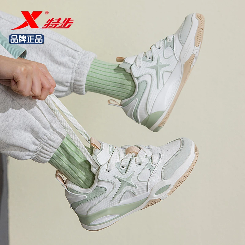驭桀PLUS丨特步复古休闲鞋女2025秋季新款板鞋户外百搭慢跑运动鞋