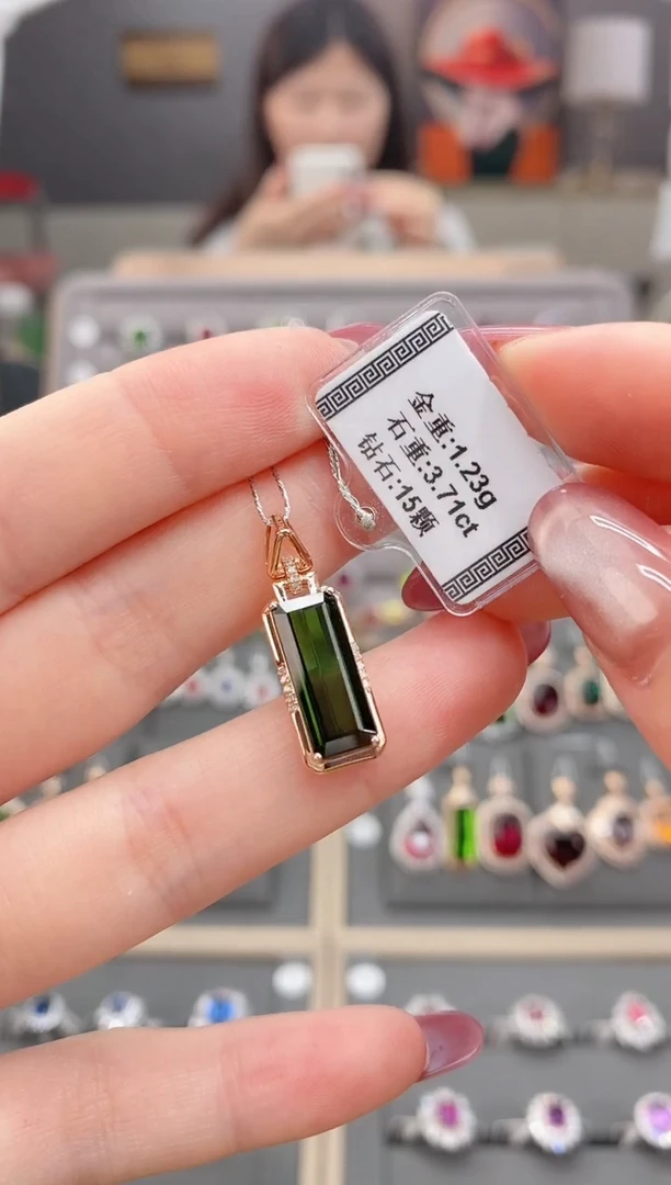 18K金镶嵌颈饰碧玺3.71