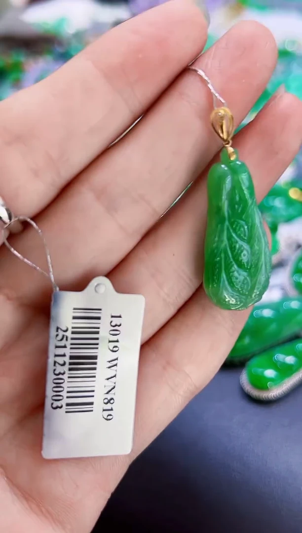 颈饰18K金镶嵌翡翠白菜