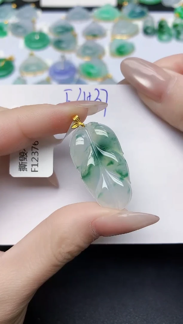 颈饰18K金镶嵌翡翠 天然缅甸A货翡翠百元以上9元证书费自理