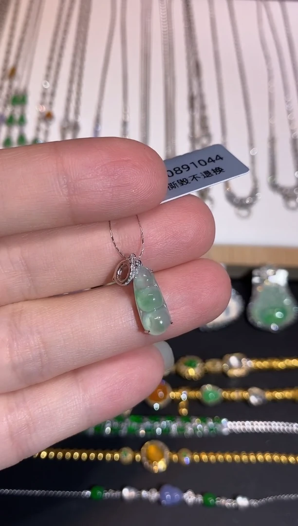 颈饰18K金镶嵌翡翠吊坠