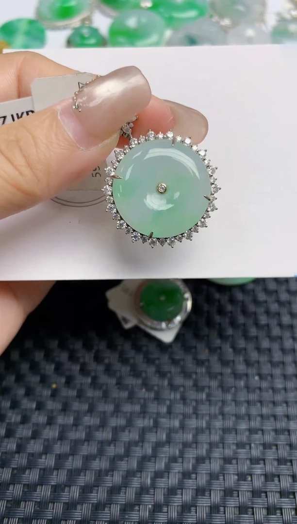 颈饰18K金镶嵌翡翠 天然缅甸A货翡翠百元以上9元证书费自理