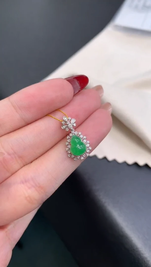 颈饰18K金镶嵌翡翠48小时鉴赏期 退货不扣服务费