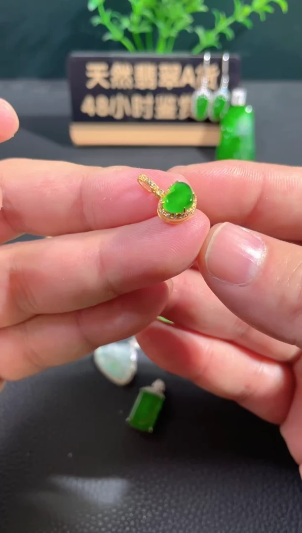 【闪购商品】翡翠颈饰18K金镶嵌翡翠