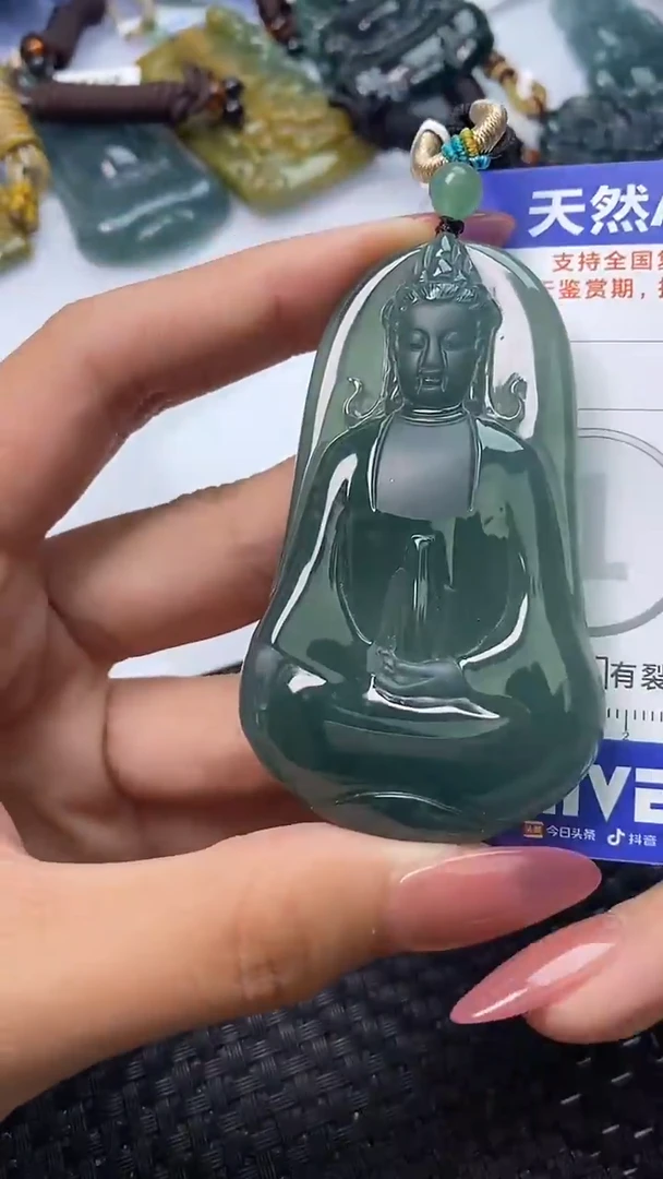 翡翠未镶嵌颈饰    9079