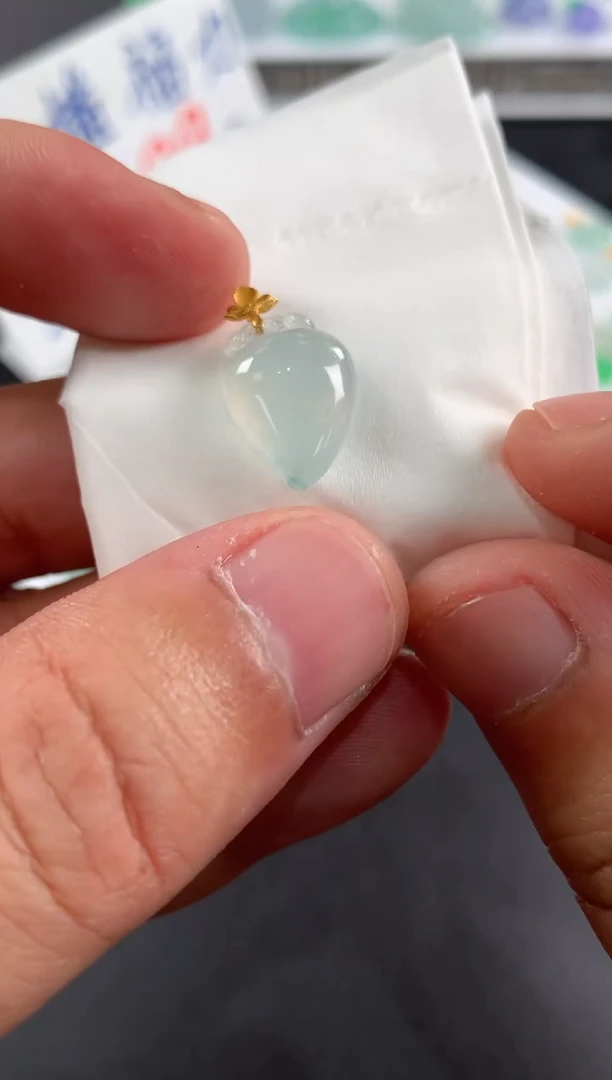 颈饰18K金镶嵌翡翠邱**洁翡翠