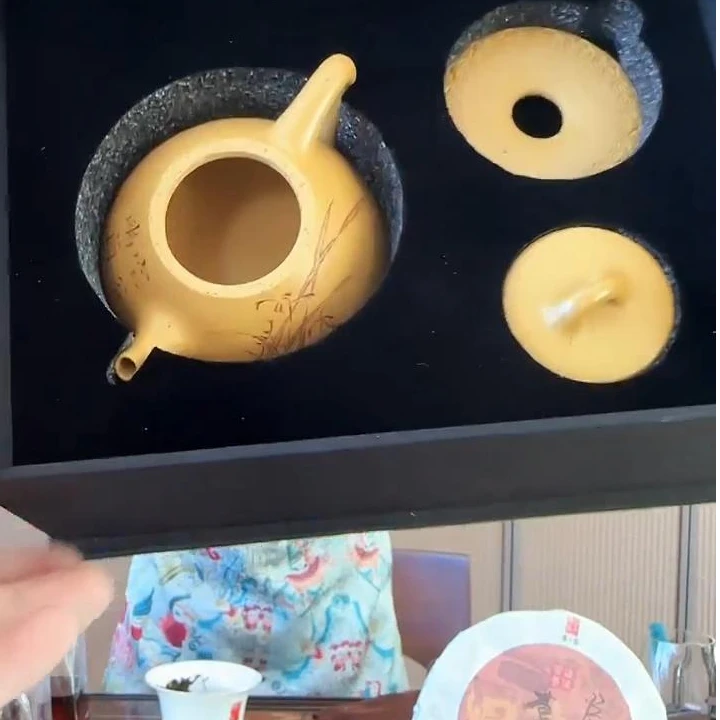 《困鹿山宫廷普洱饼（普洱熟茶）（357克）》+黄金段刻兰花石瓢套装