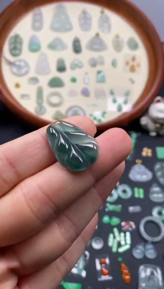 翡翠未镶嵌颈饰飘花叶子/芬