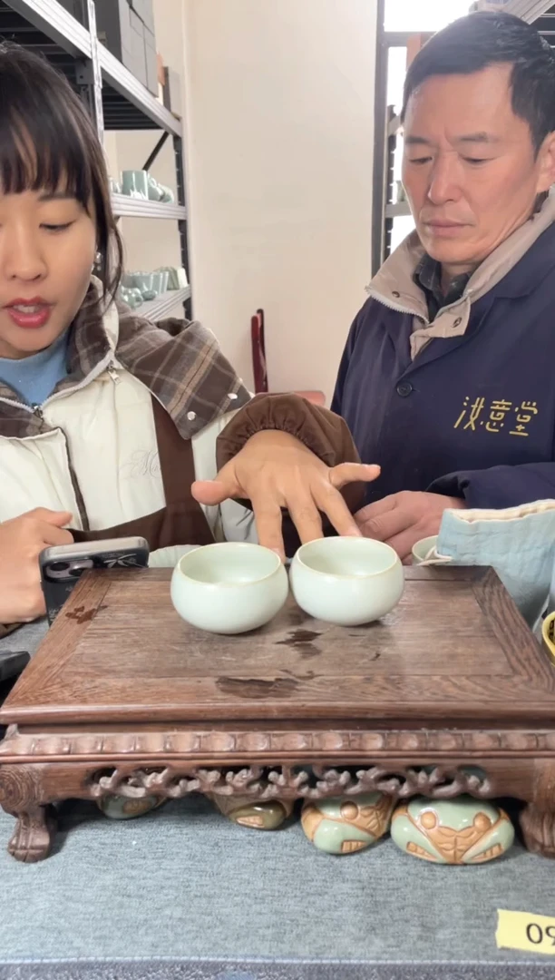 【闪购商品】其他微瑕月白大圆禅定杯一对。。。