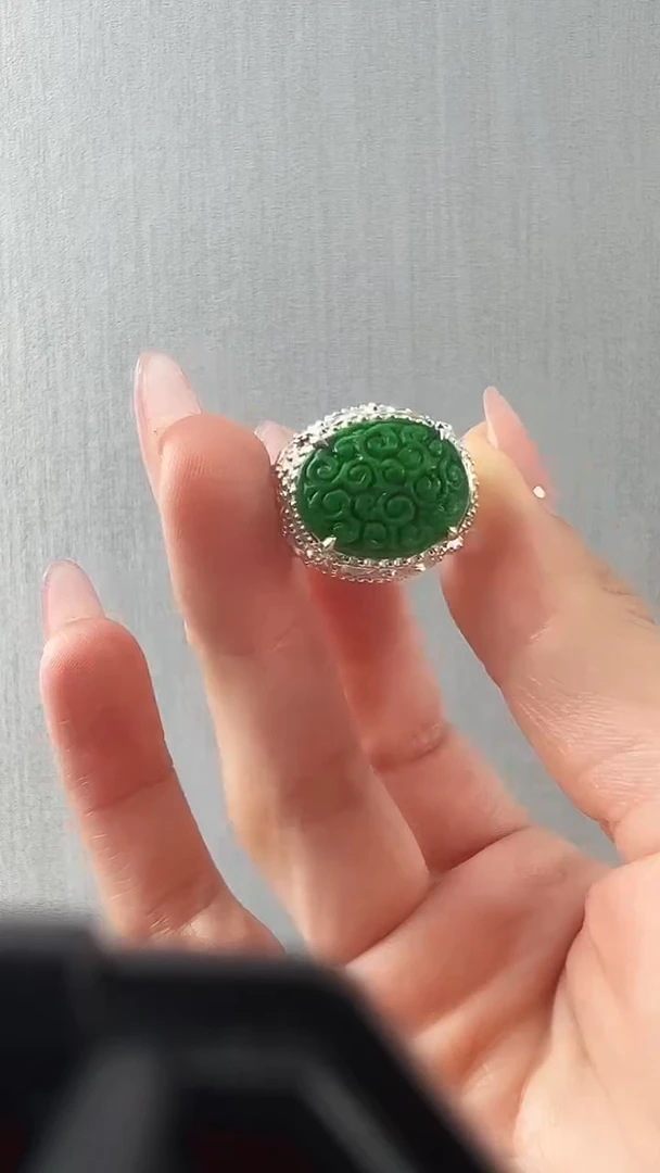 颈饰未镶嵌翡翠戒指