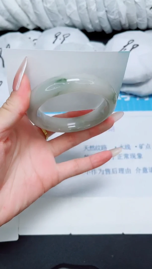 石英质玉手镯未镶嵌4/54.5