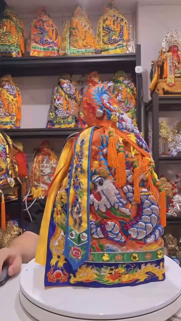 织绣津***堂36厘米橙色龙袍