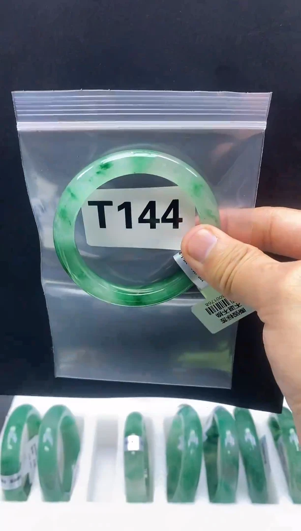 未镶嵌手镯石英质玉（非洲翠）55圈口T144