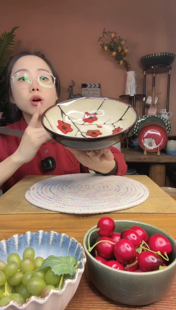 陶瓷7.8英寸手绘梅花碗 微瑕疵