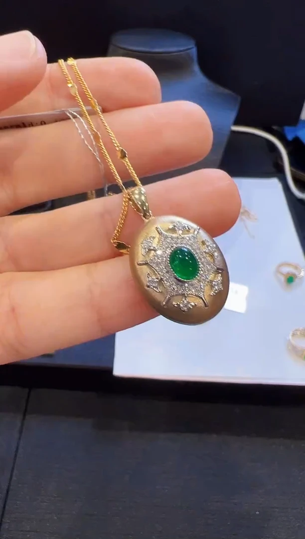 18K金镶嵌颈饰祖母绿吊坠