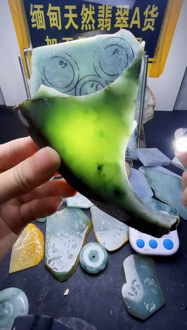 翡翠挂件未镶嵌翡翠