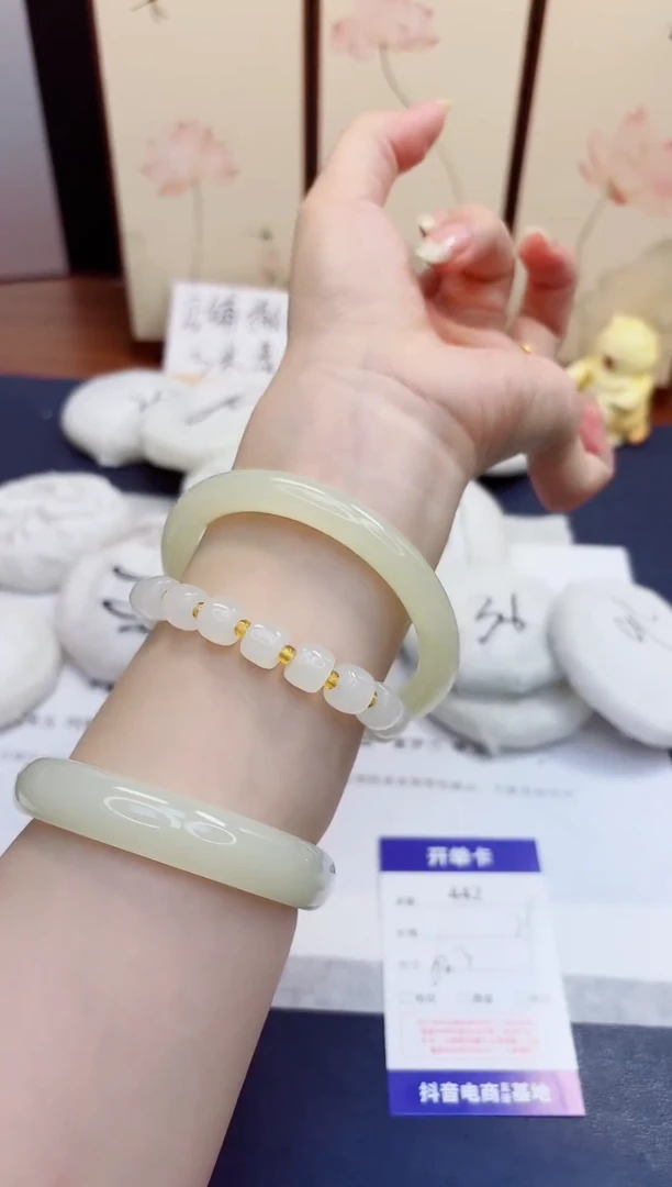 未镶嵌手镯石英质玉442-玉兰白-圈口63