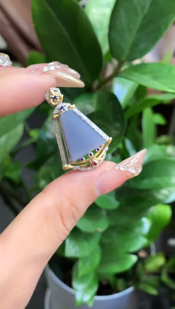 18K金镶嵌挂件翡翠无事牌