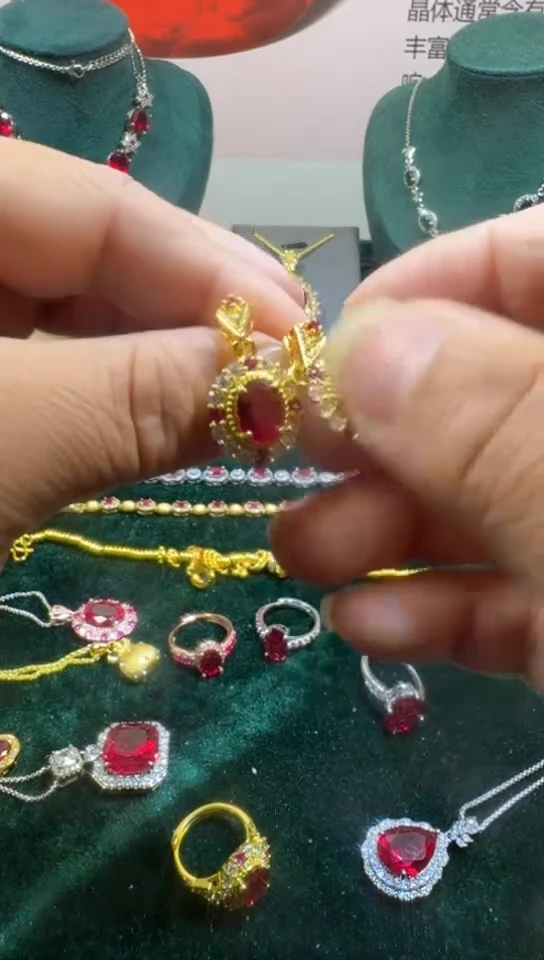 18K金镶嵌耳饰红宝石0