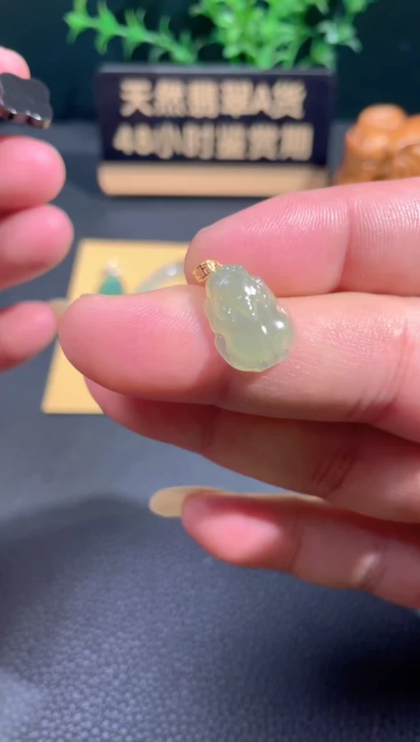 颈饰18K金镶嵌翡翠翡翠