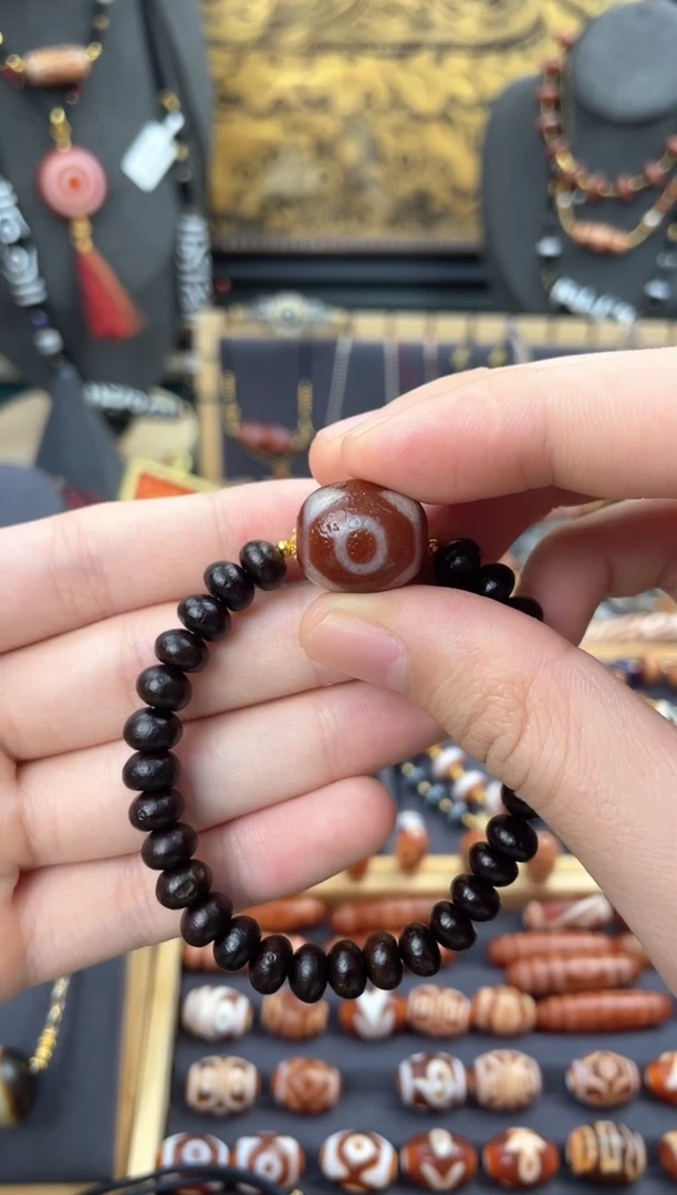 【闪购商品】玛瑙/玉髓颈饰未镶嵌美泓红肉熊猫三眼手串