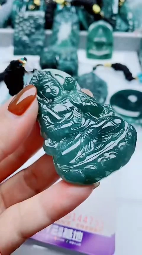 颈饰未镶嵌翡翠