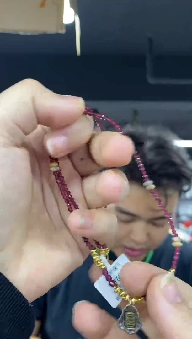颈饰未镶嵌石榴石多样性发其一颜色微差