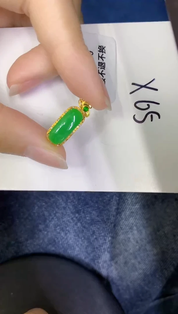 颈饰18K金镶嵌翡翠缅甸天然翡翠A货