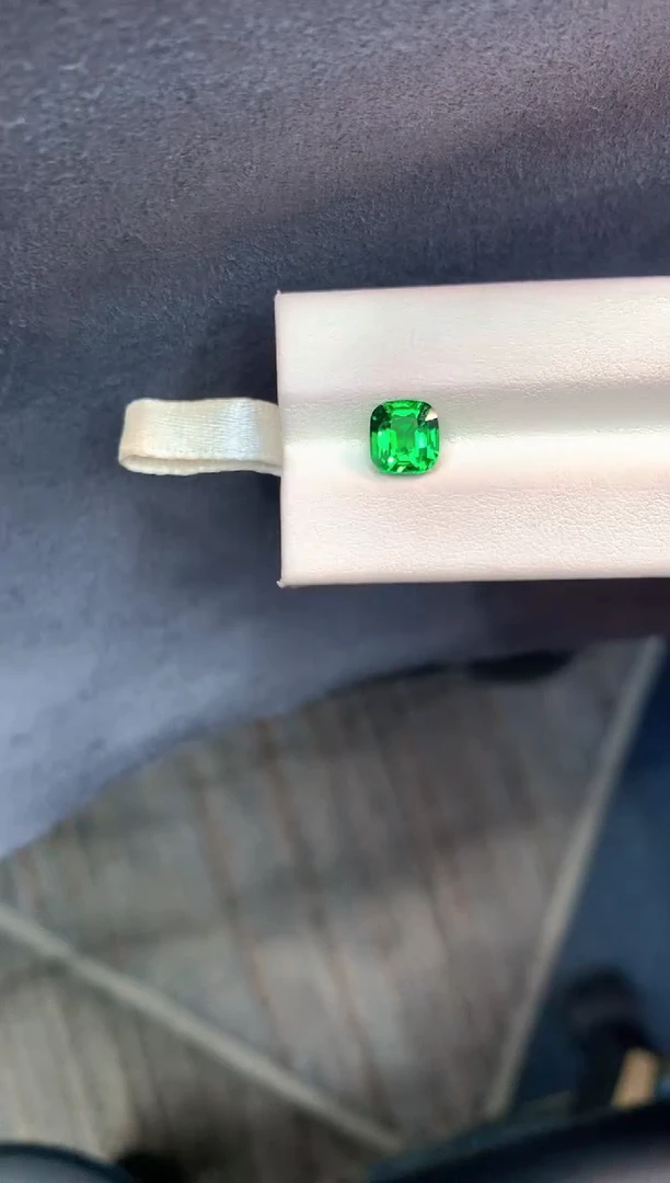 未镶嵌耳饰石榴石（沙弗莱）2.06克拉卡扎尼