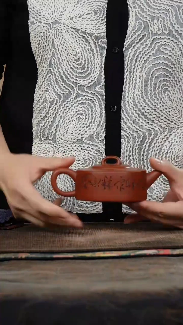 王安凤刻绘松紫砂壶