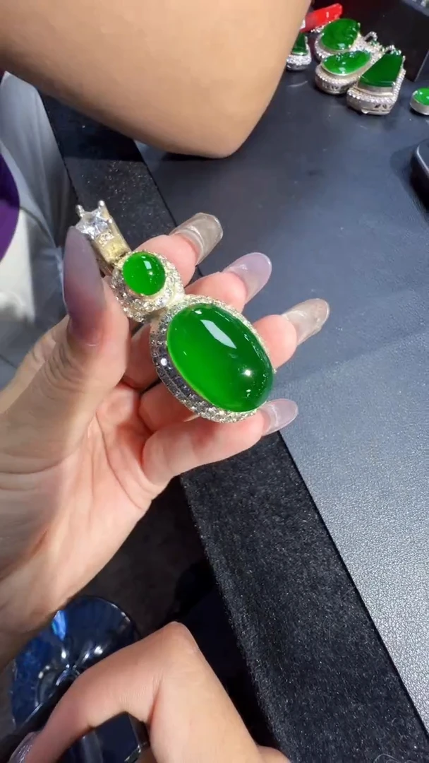 定制翡翠未镶嵌鸽子蛋1