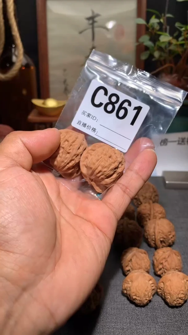 桃核把件?****。【丰泰】   37左右公子帽