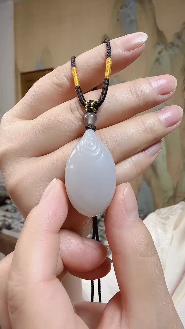 和田玉未镶嵌颈饰.