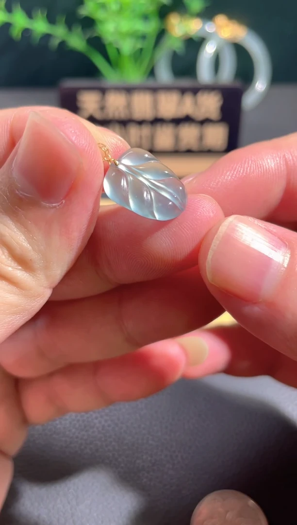 翡翠18K金镶嵌颈饰翡翠