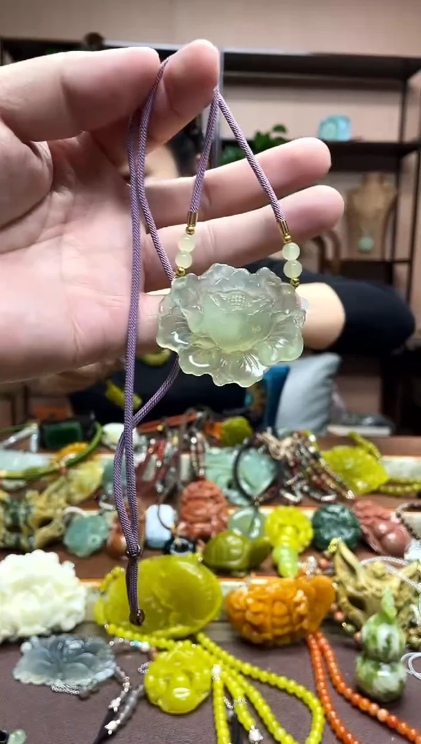 未镶嵌岫玉颈饰·